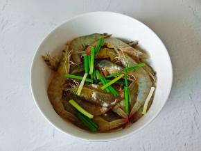 加上葱姜段腌制15分钟入味。