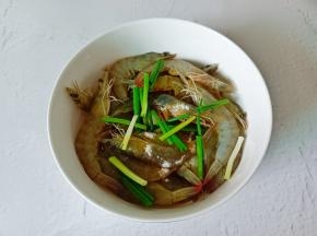 加上葱姜段腌制15分钟入味。