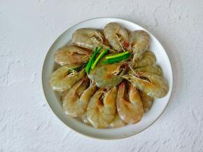 腌制好的对虾码放整齐。