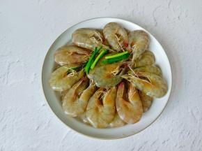 腌制好的对虾码放整齐。