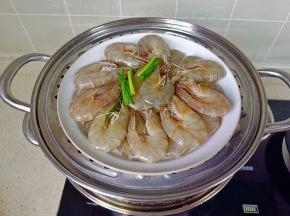 帝伯朗不锈钢蒸锅第二层放茄子，第三层放对虾。