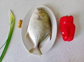 金昌鱼表面细细的鱼鳞一定要刮干净，不然会有腥味。