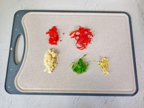 葱姜蒜切丁，红椒与葱切丝【红椒与葱切丝放清水就会自然打卷】