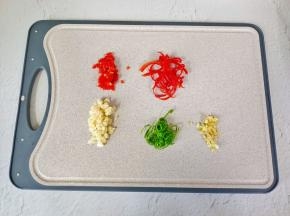 葱姜蒜切丁，红椒与葱切丝【红椒与葱切丝放清水就会自然打卷】