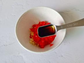 葱姜蒜，红椒丁放一起，淋热油，加生抽一勺调味。