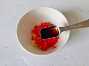 葱姜蒜，红椒丁放一起，淋热油，加生抽一勺调味。