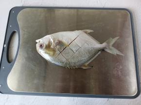 金昌鱼放在砧板切花刀。
