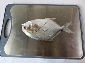 金昌鱼放在砧板切花刀。
