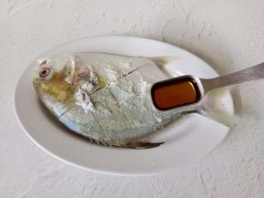 料酒一勺，摸遍鱼身，腌制10分钟再刷一层食用油锁住鱼的鲜味与水份。