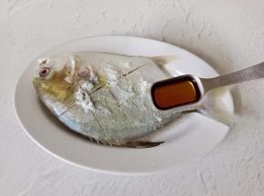 料酒一勺，摸遍鱼身，腌制10分钟再刷一层食用油锁住鱼的鲜味与水份。