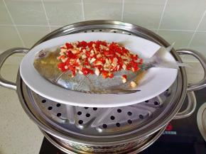 蒸锅放上金昌鱼。