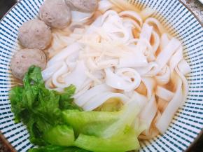 装碗，摆上生菜和牛肉丸