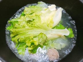 再把生菜烫熟后捞出