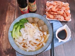 配上一碟子白灼虾开吃
