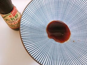 碗里加入生抽