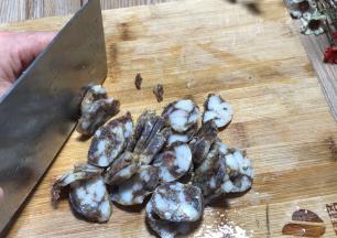 腊肠洗净后切片备用