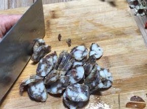 腊肠洗净后切片备用