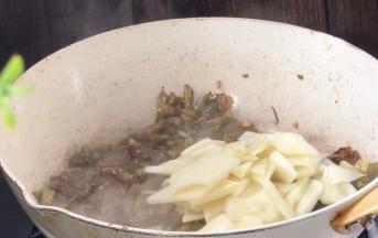 放入茭白，翻炒均匀