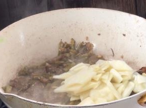 放入茭白，翻炒均匀