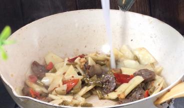 淋入淀粉水勾芡