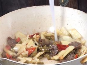 淋入淀粉水勾芡