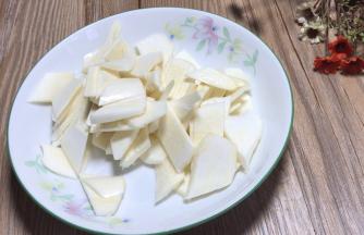 茭白洗净后切片备用