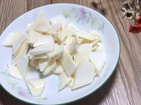 茭白洗净后切片备用