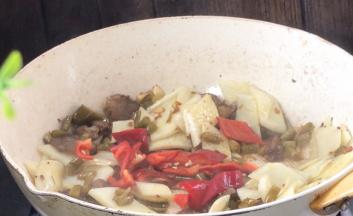 加入红椒，翻炒均匀至断生