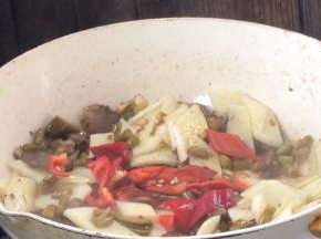 加入红椒，翻炒均匀至断生