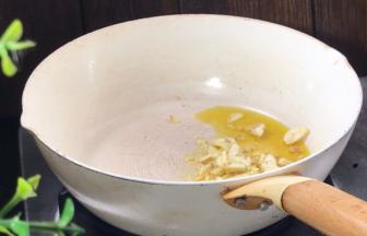 再起锅热油，放入姜蒜爆香