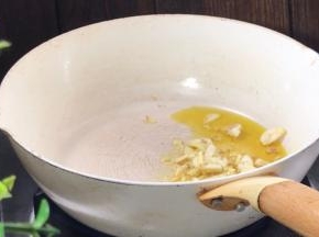 再起锅热油，放入姜蒜爆香