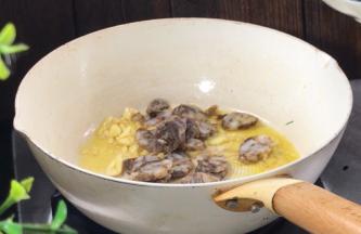 放入腊肠，炒至出油