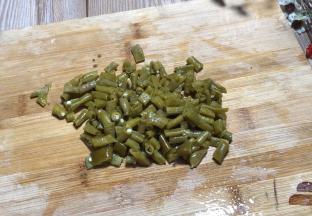 酸豆角切丁备用