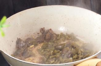 放入酸豆角，炒香