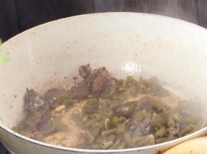 放入酸豆角，炒香
