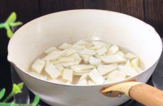 放入茭白，大火煮沸