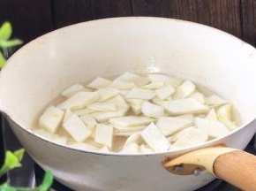 放入茭白，大火煮沸