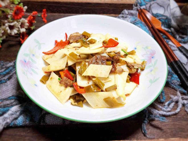 酸豆角茭白炒腊肠