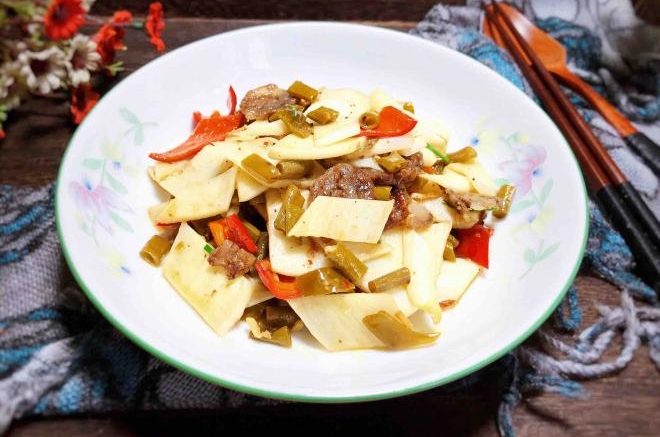 酸豆角茭白炒腊肠