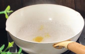 起锅烧开水，加盐和油拌匀