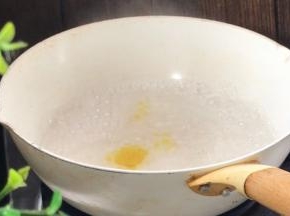 起锅烧开水，加盐和油拌匀