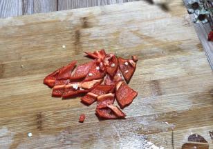 红椒洗净去蒂去籽，切成小块备用