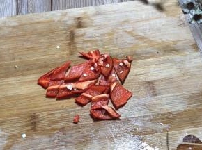 红椒洗净去蒂去籽，切成小块备用