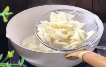 煮至断生，捞出沥水备用