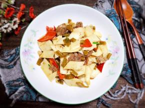 一道美味的酸豆角茭白炒腊肠就做好了