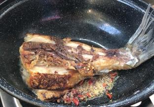 放入花椒粒和干辣椒碎爆香