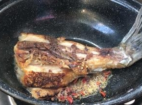 放入花椒粒和干辣椒碎爆香