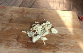大蒜头拍松，去皮后切碎备用