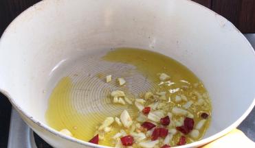 放入蒜末和干辣椒碎炒香