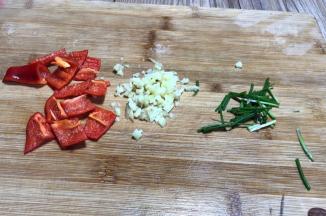 红椒洗净去蒂去籽后切成小丁